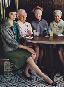 Walker_US_Vogue_August_2004_01.thumb.jpg.84cf84d681dd1add940baee3a87350ef.jpg