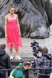 adwoa-aboah-shoots-a-commercial-in-trafalgar-square-in-london-04-08-2021-0.jpg