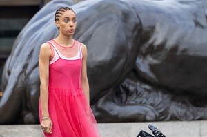 adwoa-aboah-shoots-a-commercial-in-trafalgar-square-in-london-04-08-2021-1.jpg