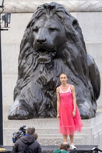 adwoa-aboah-shoots-a-commercial-in-trafalgar-square-in-london-04-08-2021-4.jpg