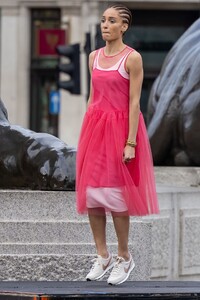 adwoa-aboah-shoots-a-commercial-in-trafalgar-square-in-london-04-08-2021-6.jpg