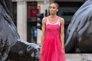 adwoa-aboah-shoots-a-commercial-in-trafalgar-square-in-london-04-08-2021-7.jpg