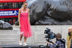 adwoa-aboah-shoots-a-commercial-in-trafalgar-square-in-london-04-08-2021-8.jpg