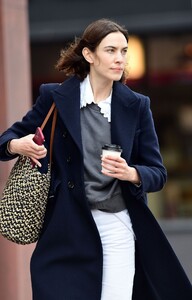 alexa-chung-out-house-hunting-in-london-04-08-2021-0.jpg
