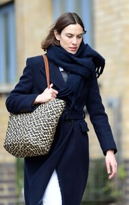 alexa-chung-out-house-hunting-in-london-04-08-2021-1.jpg