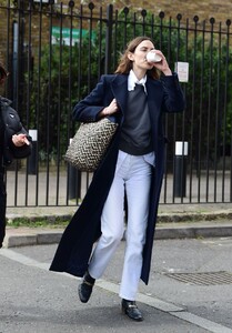 alexa-chung-out-house-hunting-in-london-04-08-2021-2.jpg
