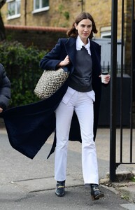 alexa-chung-out-house-hunting-in-london-04-08-2021-3.jpg