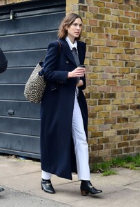 alexa-chung-out-house-hunting-in-london-04-08-2021-4.jpg