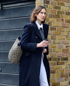 alexa-chung-out-house-hunting-in-london-04-08-2021-5.jpg