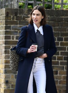 alexa-chung-out-house-hunting-in-london-04-08-2021-6.jpg