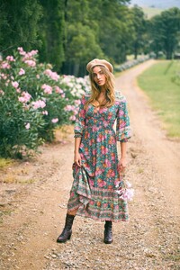 amberley-prairie-midi-dress-in-emerald-3_04_21b0a21c-6f99-4d52-a8ac-7e86e6cbf234.jpeg