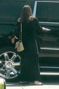 angelina-jolie-shopping-for-flowers-in-los-feliz-04-15-2021-2.thumb.jpg.9ba889165025c1457a1a0f7ca0087bf0.jpg