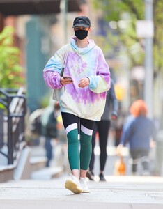 anne-vyalitsyna-heading-to-a-gym-in-new-york-04-21-2021-2.jpg