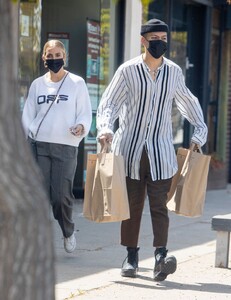 ashlee-simpson-out-in-encino-04-14-2021-0.jpg