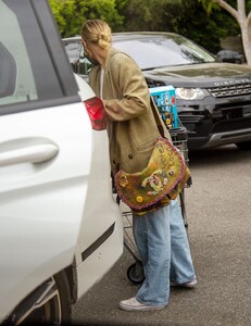 ashlee-simpson-shopping-at-gelson-s-market-in-encino-04-21-2021-0.thumb.jpg.3a93c2fd7db8537ac250a9184b54c45f.jpg