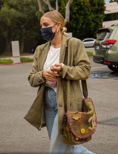 ashlee-simpson-shopping-at-gelson-s-market-in-encino-04-21-2021-2.jpg