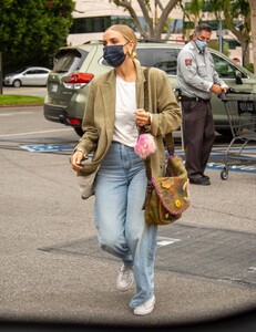 ashlee-simpson-shopping-at-gelson-s-market-in-encino-04-21-2021-3.jpg