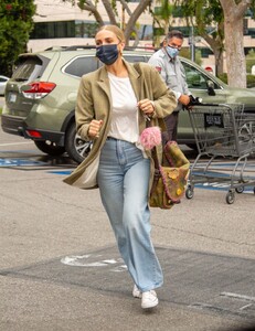 ashlee-simpson-shopping-at-gelson-s-market-in-encino-04-21-2021-4.jpg