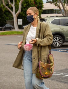 ashlee-simpson-shopping-at-gelson-s-market-in-encino-04-21-2021-5.jpg