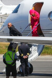 beyonce-arrives-on-a-private-jet-in-los-angeles-04-18-2021-0.jpg