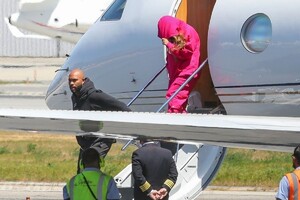 beyonce-arrives-on-a-private-jet-in-los-angeles-04-18-2021-1.jpg