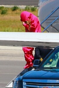 beyonce-arrives-on-a-private-jet-in-los-angeles-04-18-2021-2.jpg