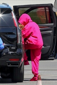 beyonce-arrives-on-a-private-jet-in-los-angeles-04-18-2021-3.jpg