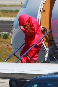 beyonce-arrives-on-a-private-jet-in-los-angeles-04-18-2021-4.jpg