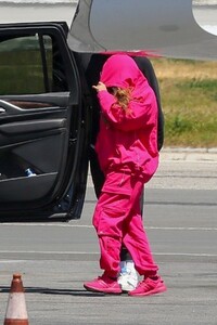 beyonce-arrives-on-a-private-jet-in-los-angeles-04-18-2021-5.jpg