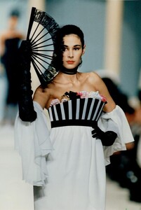 chanel-spring-summer-1988-show-getty_dac03db8809922049753c42579737ae76d98944c.thumb.jpg.998b30c129465d6c93e7c6235566a36e.jpg