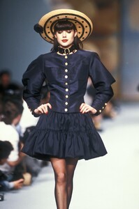 chanel-ss-1988-2.thumb.jpg.1598b2a6db14804a660fb6d72281480a.jpg