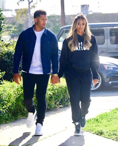 ciara-and-russell-wilson-on-the-set-of-roll-up-your-sleeves-04-17-221-0.jpg