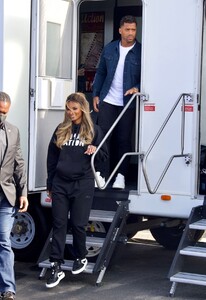 ciara-and-russell-wilson-on-the-set-of-roll-up-your-sleeves-04-17-221-2.jpg