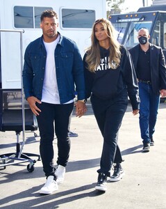 ciara-and-russell-wilson-on-the-set-of-roll-up-your-sleeves-04-17-221-3.jpg