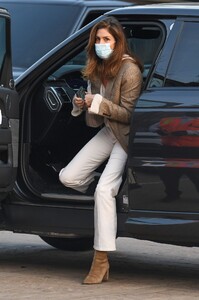 cindy-crawford-street-style-nobu-in-malibu-04-05-2021-8.jpg