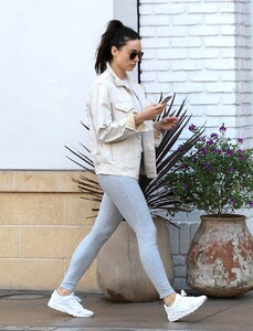 crystal-reed-showing-off-her-fit-figure-in-a-pair-of-grey-yoga-pants-shopping-in-beverly-hills-2-28-2017-3.jpg