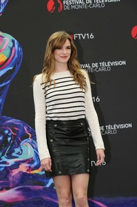 danielle_panabaker_attends_the_flash_photocall009.jpg