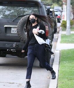 demi-moore-in-comfy-outfit-in-los-angeles-04-14-2021-4.jpg