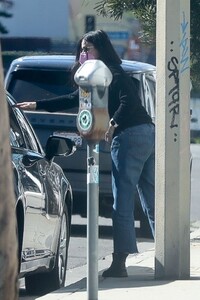 demi-moore-out-in-los-angeles-02-22-2021-0.jpg