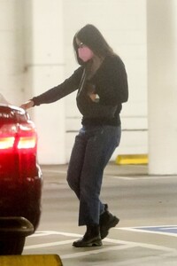 demi-moore-out-in-los-angeles-02-22-2021-4.jpg