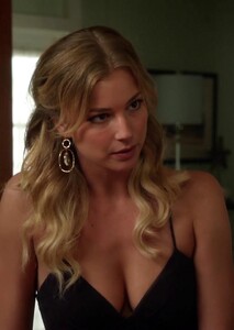 emily_vancamp_black_dress_revenge3.jpg