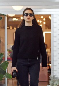 emmy-rossum-holiday-shopping-in-beverly-hills-1.jpg
