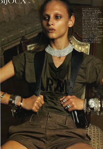 filevoguemars20100119_skalty.thumb.jpg.d61257be8e5c3c9dccd7033e77df8b07.jpg