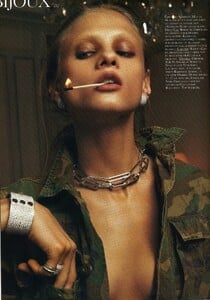 filevoguemars20100122_skalty.thumb.jpg.45a88412102429fe8a5d6f6113811e9d.jpg