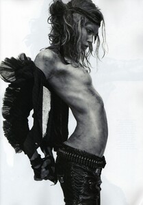 filevoguemars20100132_skalty.thumb.jpg.6275479d5daae34bf862192d8c1b45ae.jpg
