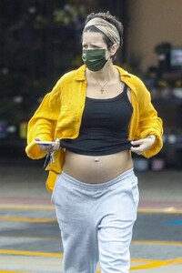 halsey-shopping-for-groceries-in-los-angeles-04-21-2021-0.jpg