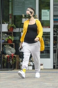 halsey-shopping-for-groceries-in-los-angeles-04-21-2021-1.jpg