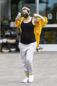 halsey-shopping-for-groceries-in-los-angeles-04-21-2021-2.jpg