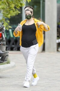 halsey-shopping-for-groceries-in-los-angeles-04-21-2021-3.jpg