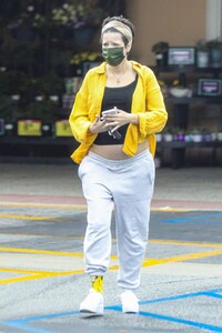 halsey-shopping-for-groceries-in-los-angeles-04-21-2021-5.jpg